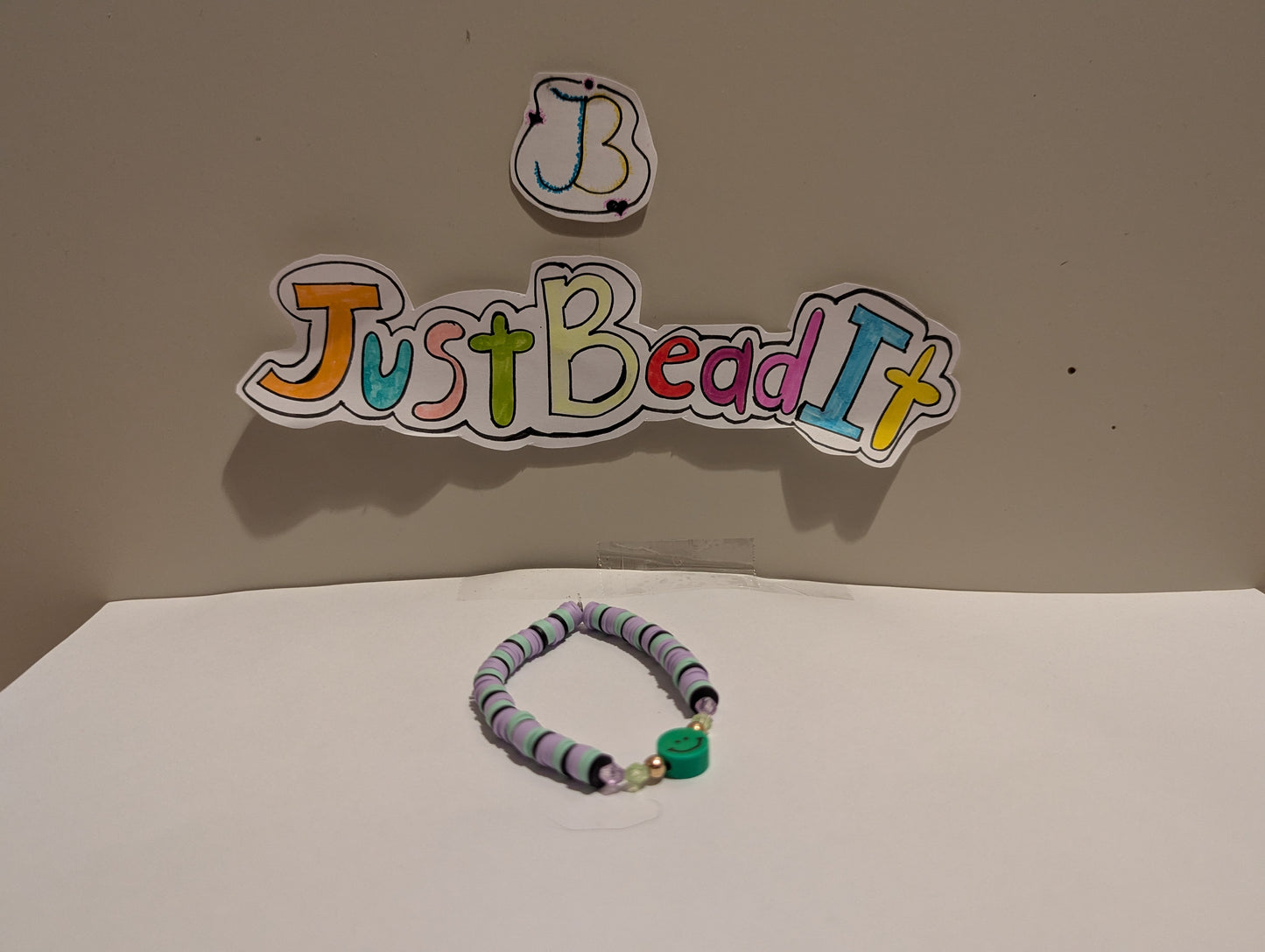 Vrolijke Armband met Groen Gezichtje – Een Kleurrijke Oppepper!