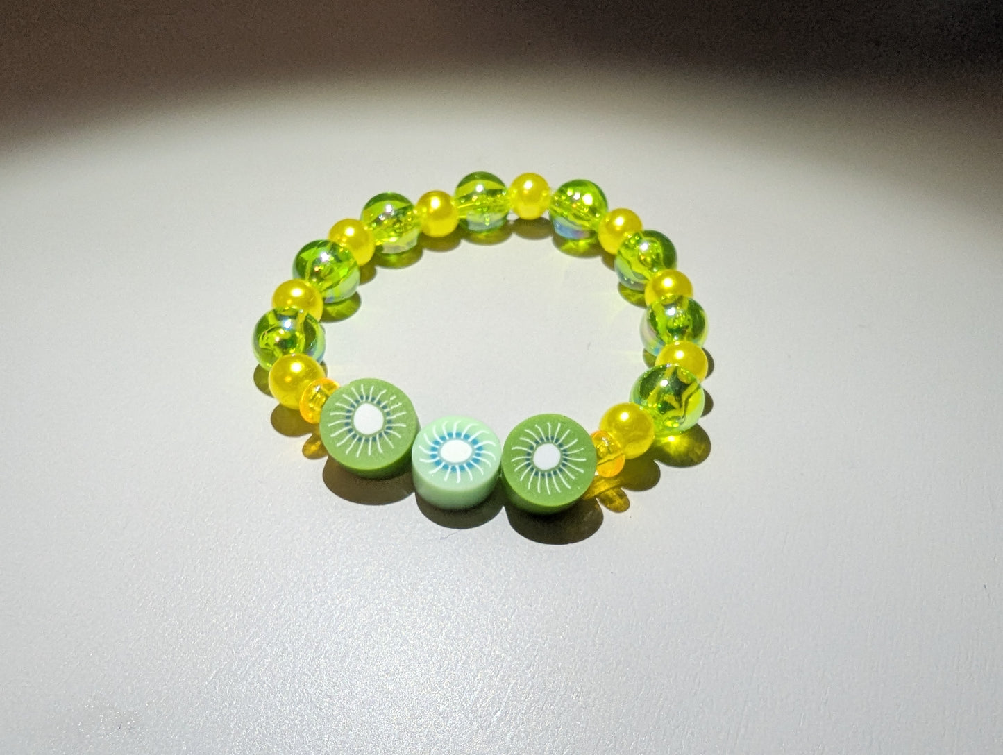 Kiwi Vibes Armband – Fris & Fruitig! 🥝💚